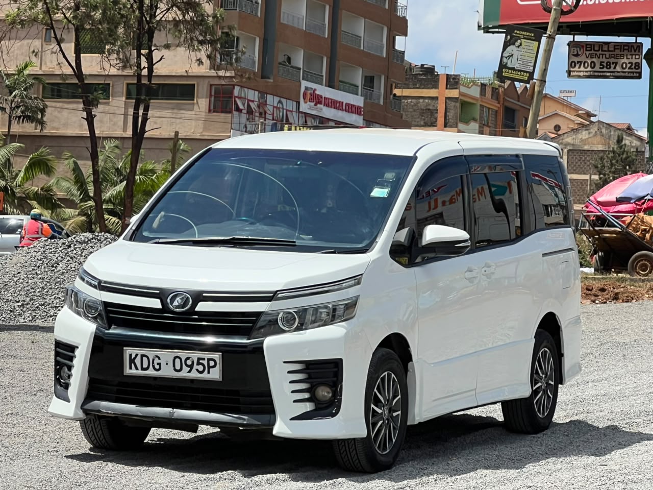 Toyota Voxy 2015