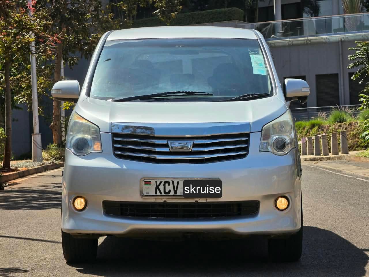 Toyota Noah 2012